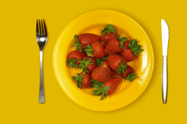 黄色盘子里的新鲜草莓图片下载