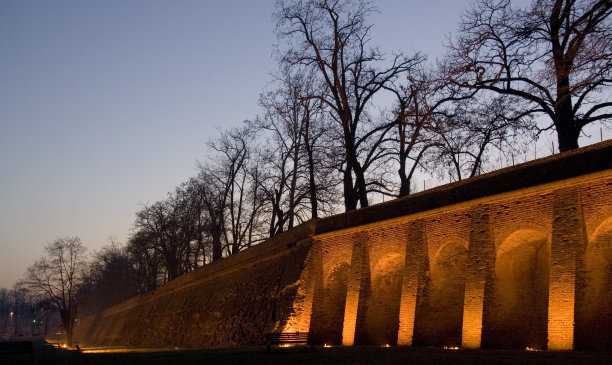 夕阳下的费拉拉古城墙图片下载