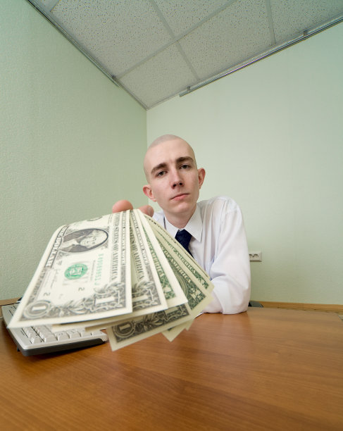 头儿给了我们一袋钱图片下载