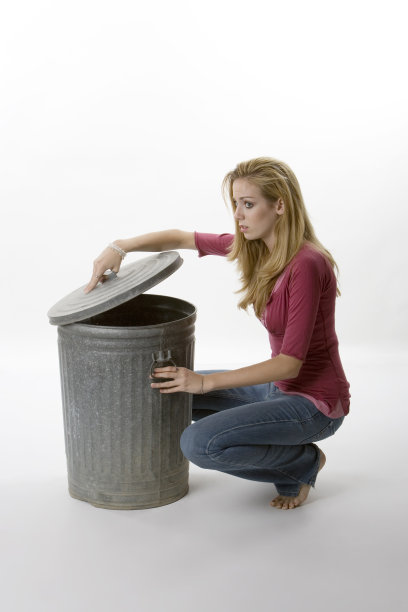 垃圾堆里的可怕东西图片下载