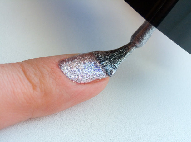 这个女孩给指甲上漆图片下载