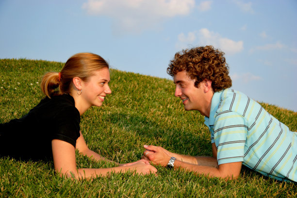 年轻夫妇在公园里图片下载