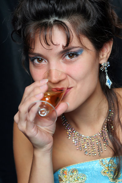 拿着一杯酒的女人。图片下载