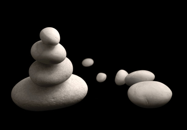 黑色背景上的白色鹅卵石图片下载