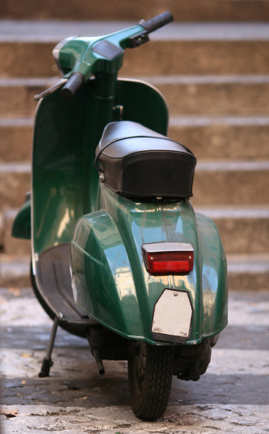 罗马肮脏的绿色摩托车图片下载