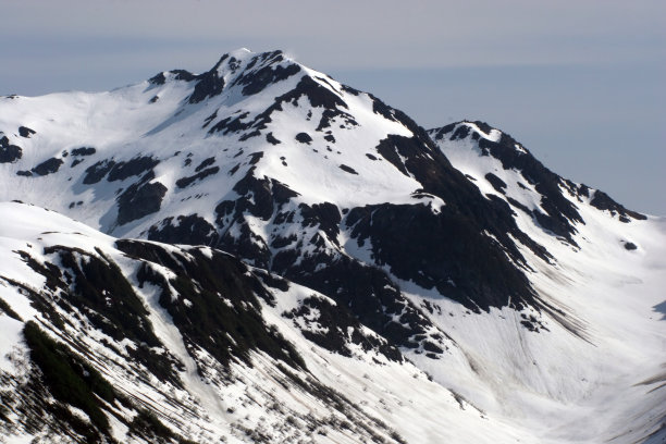 山上有雪图片下载