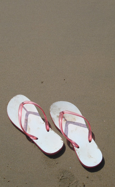 沙滩上的人字拖图片下载