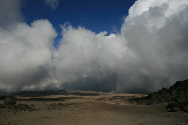 乞力马扎罗的云图片下载