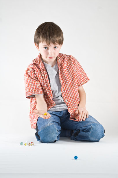 男孩大理石玩图片下载