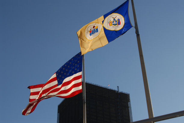 在世贸中心遗址上挥舞旗帜图片下载