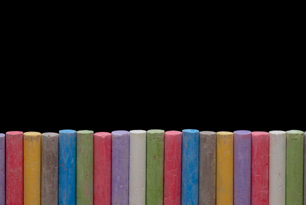 彩色蜡笔排成一行图片下载