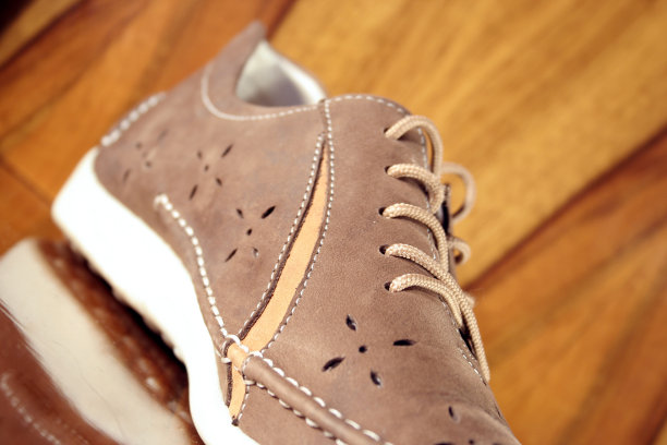 大的棕色的鞋子。木色隔离图片下载