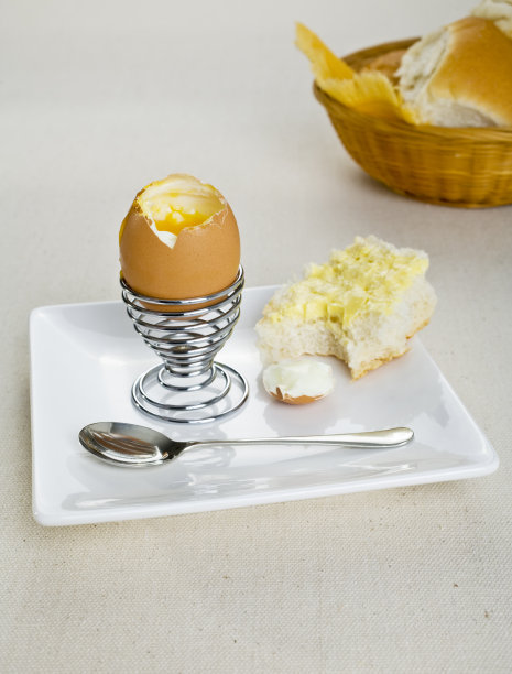 早餐煮鸡蛋和面包卷图片下载