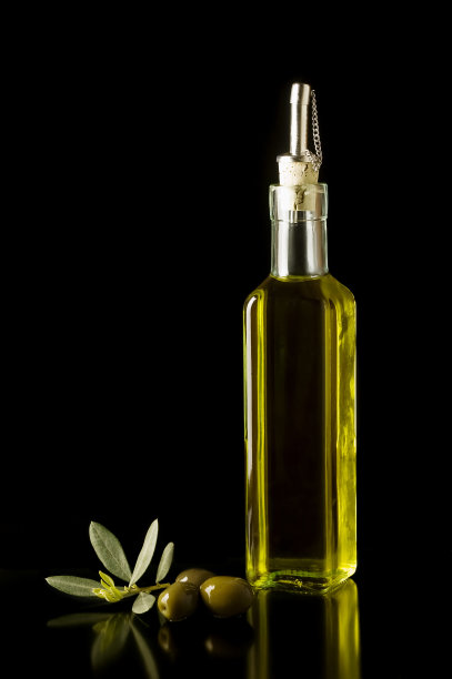 地中海橄榄油玻璃与黑色背景图片下载