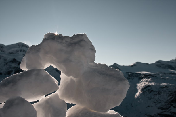 雪球金字塔的顶端图片下载