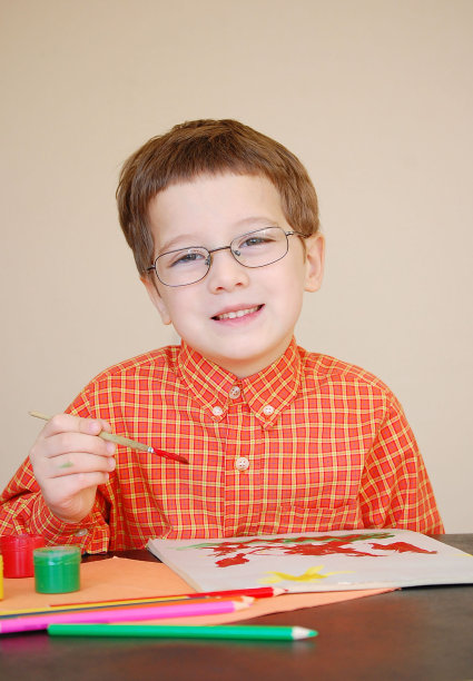 微笑的男孩画画图片下载