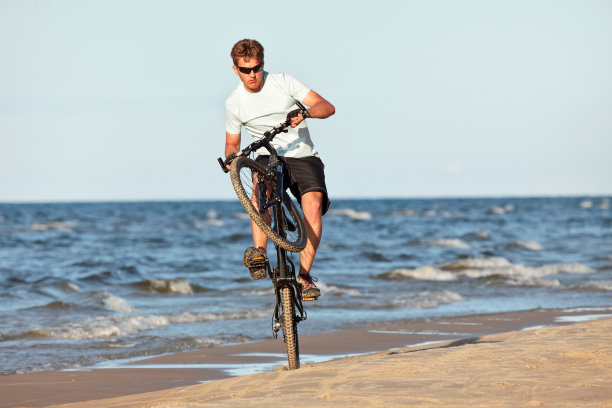 年轻人在做前轮特技图片下载
