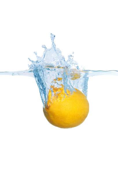 新鲜的柠檬落入水中图片下载