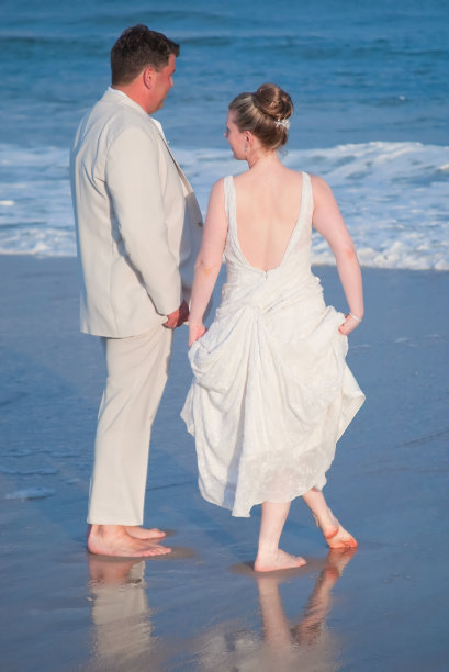 新娘和新郎在海滩上图片下载