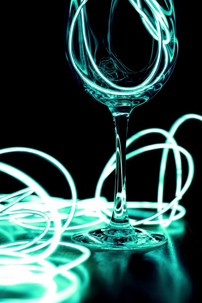 葡萄酒杯与灯光装饰线图片下载