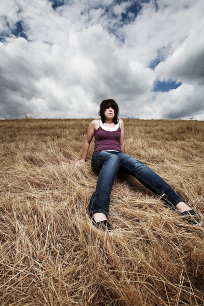 乌云下的少女图片下载