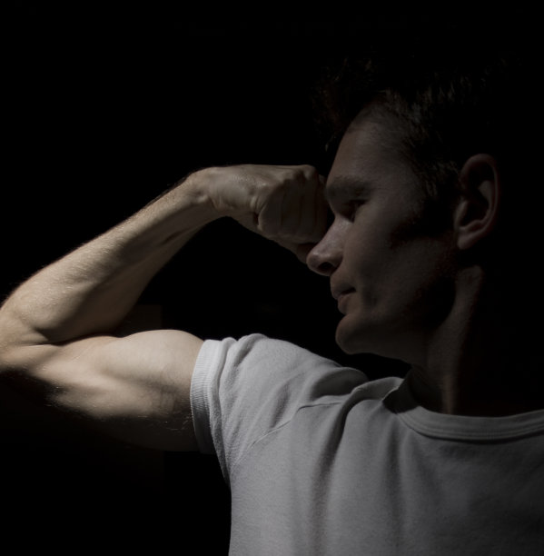 男人在戏剧性的权力姿势图片下载