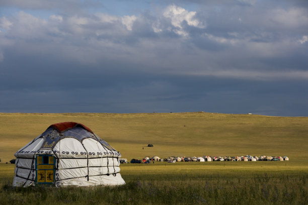 乌云下的草原图片下载
