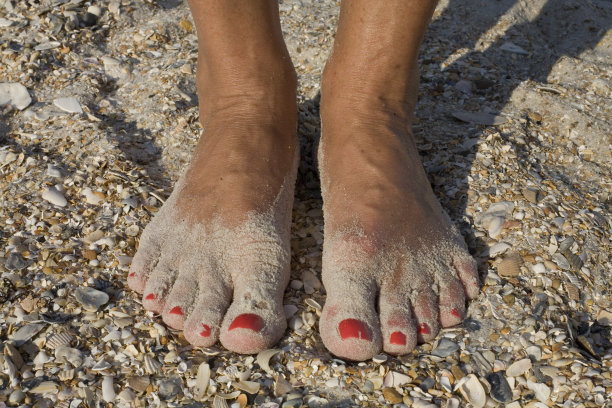 沙滩上的双脚图片下载