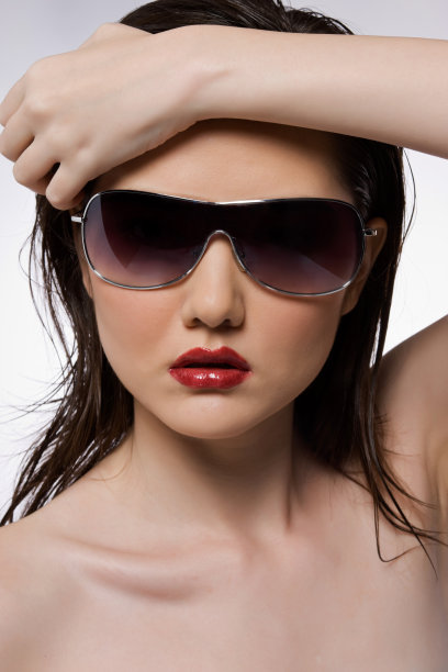 女士戴太阳镜图片下载