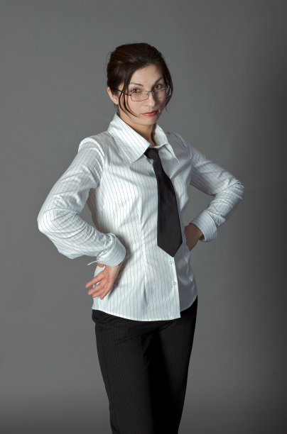 胳膊叉腰的办公室女职员图片下载