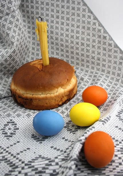 带有彩蛋的复活节蛋糕图片下载