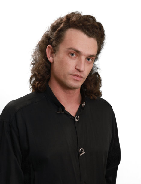 穿黑衬衫的长发男子图片下载