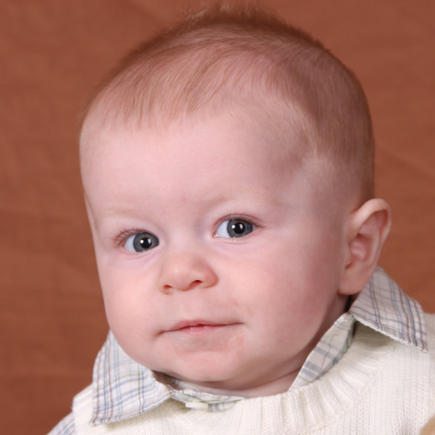 婴儿盯着镜头爆头图片下载