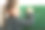 一个面带微笑的小女孩站在写着“学校”的板子上图片下载