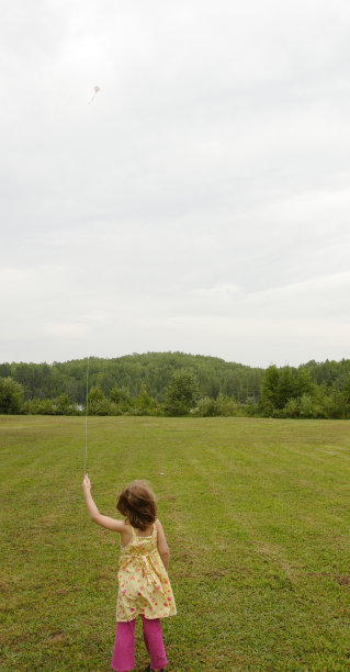孩子在放风筝图片下载