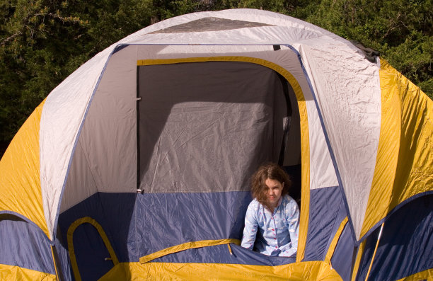 年轻女孩露营图片下载