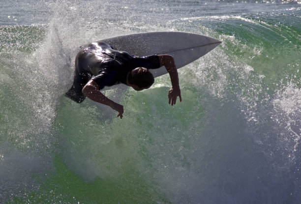 冲浪的海浪图片下载