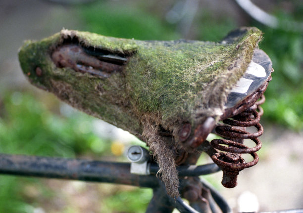 旧自行车的座位。图片下载