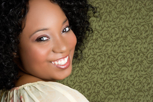 微笑的黑人女孩图片下载