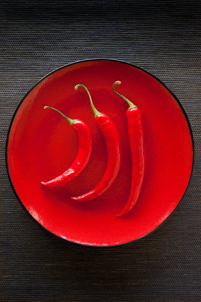 三个红辣椒图片下载