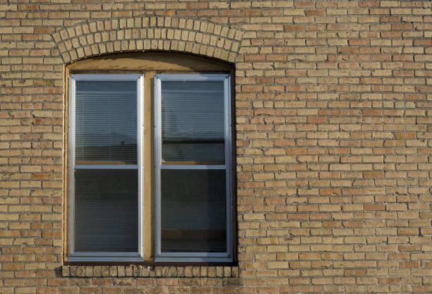 铝窗设置在砖墙上，有弯曲的头部图片下载