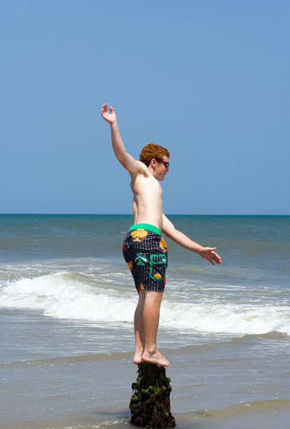 在海滩上保持平衡图片下载