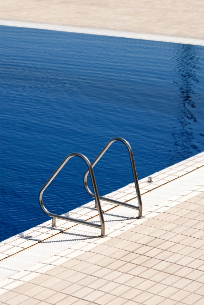 泳池边的楼梯图片下载