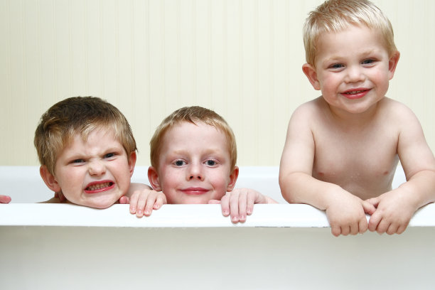 和兄弟们洗澡的时间图片下载