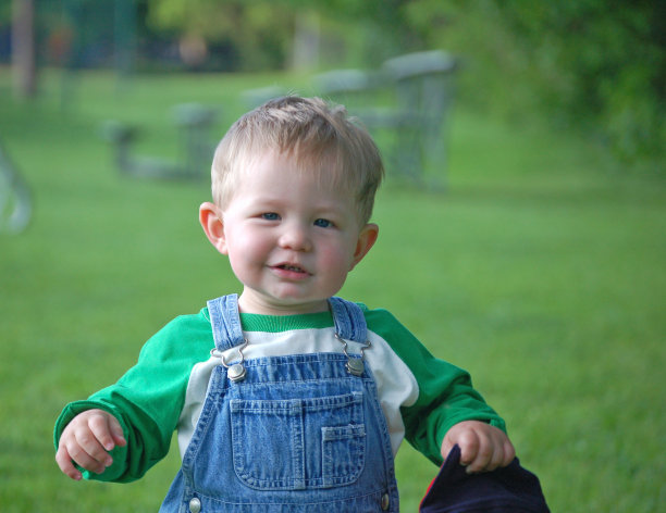 在公园里散步图片下载