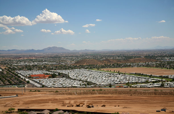 拖车公园和道路建设图片下载