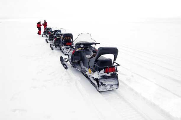 雪地里的雪地摩托。图片下载