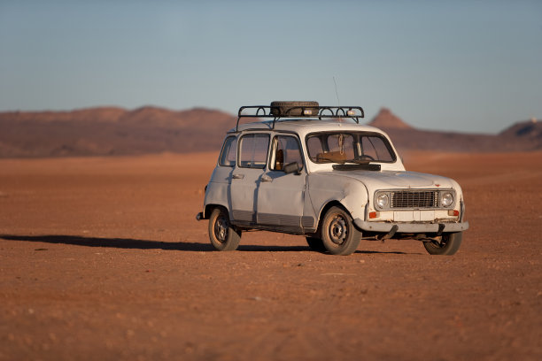 沙漠里的旧车图片下载