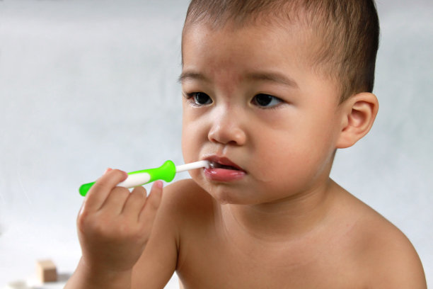 亚洲流口水婴儿咀嚼牙刷图片下载