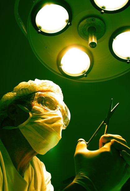 手术室里拿着剪刀的医生图片下载